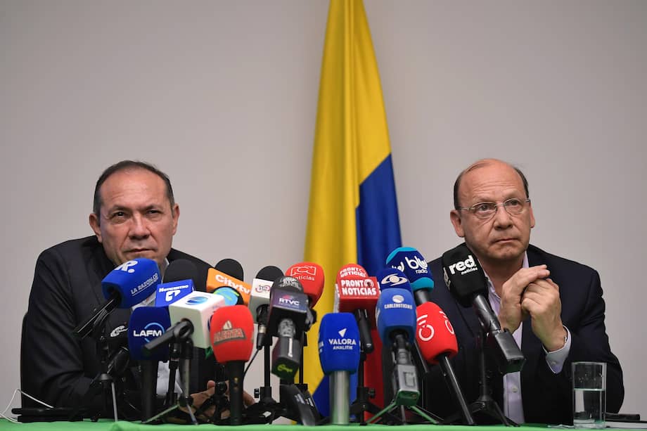 El minisro de Trabajo, Antonio Sanguino, y el ministro de Hacienda, Germán Ávila, atendieron el diálogo con gremios y trabajadores.