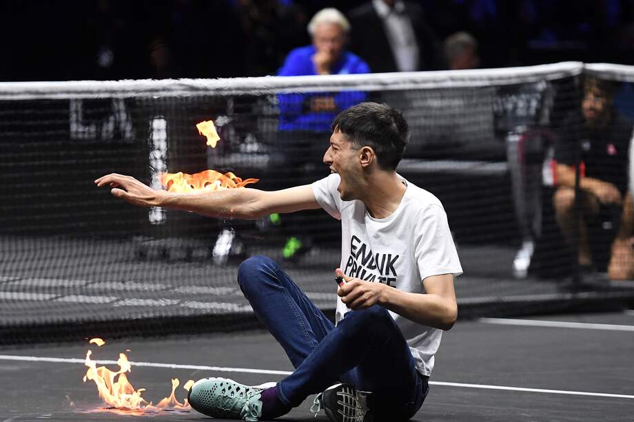 Momento en el que el aficionado se enciende el brazo. //EFE/EPA/ANDY RAIN