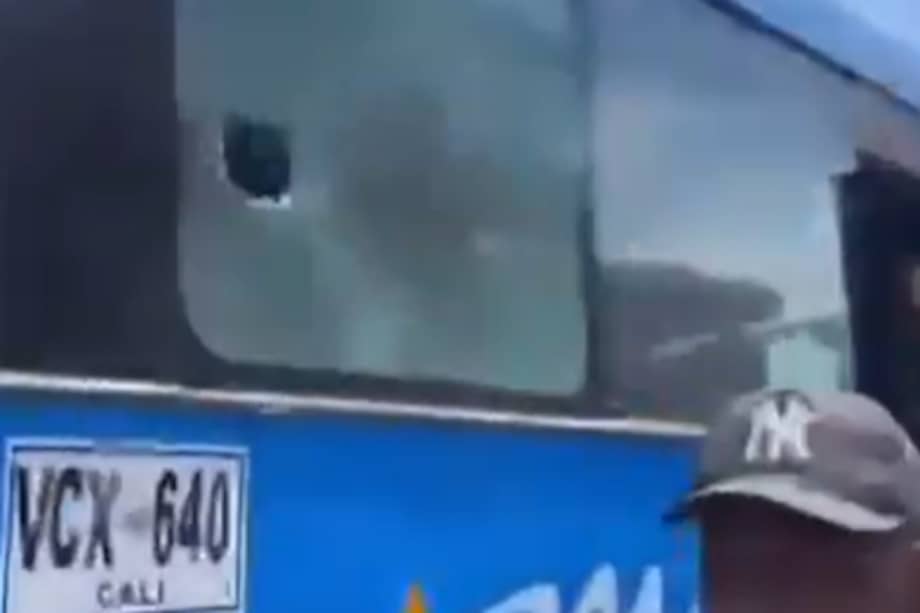 Imagen del video en redes sociales en el que se evidencia el ataque en la ventana del bus MÍO.