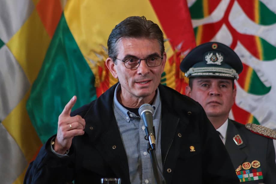 El presidente de Bolivia, Rodrigo Paz, explicó que el proyecto busca establecer un marco legal para que las Fuerzas Armadas y la Policía puedan actuar en situaciones de conmoción interna bajo criterios que el Gobierno define como “humanitarios”, como garantizar el traslado de alimentos, combustibles, medicamentos y pacientes.