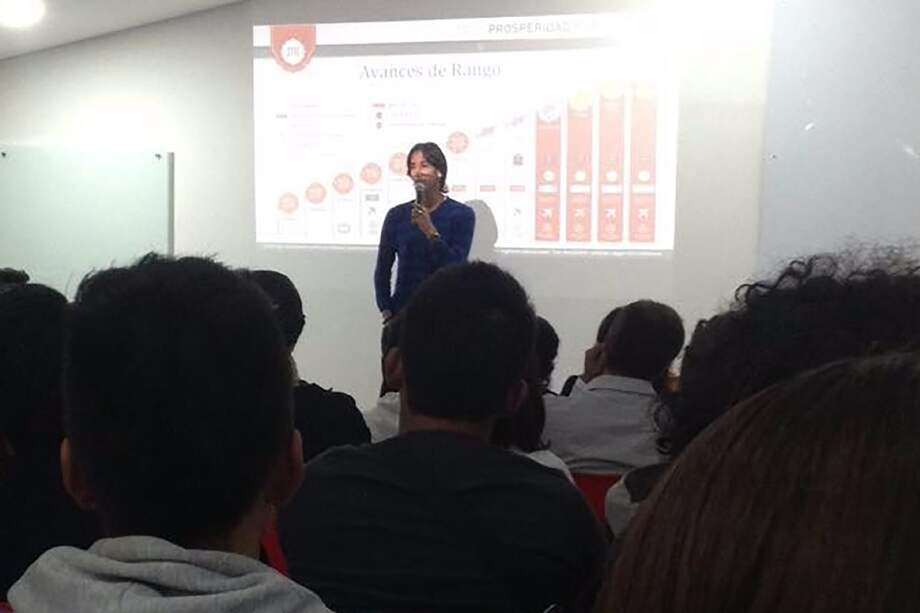 El futbolista Rafael Robayo durante la presentación del producto Zrii, la semana pasada, ante un nutrido auditorio.