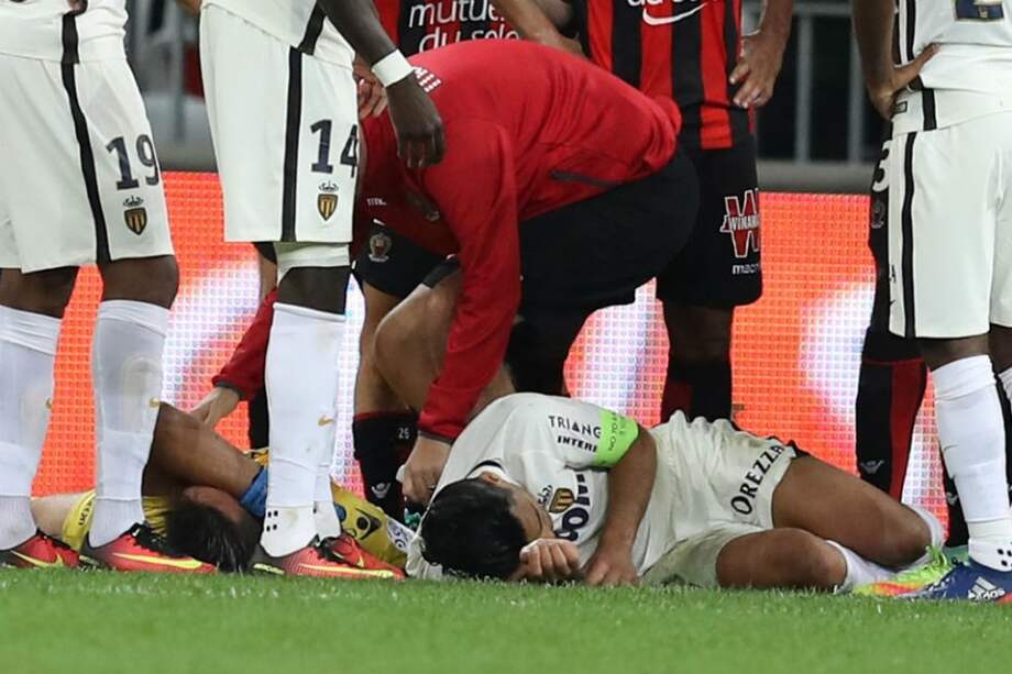 Radamel Falcao salió por un golpe en la cabeza del partido contra el Niza. Foto: AFP