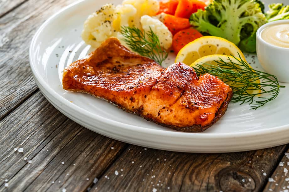 Prepara este salmón en freidora de aire y sírvelo también con vegetales frescos o papa sudada.