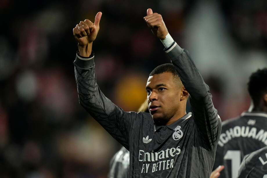 El delantero francés del Real Madrid Kylian Mbappé celebra tras marcar durante el partido de la jornada 19 de La Liga, ante Girona. EFE/ Siu Wu