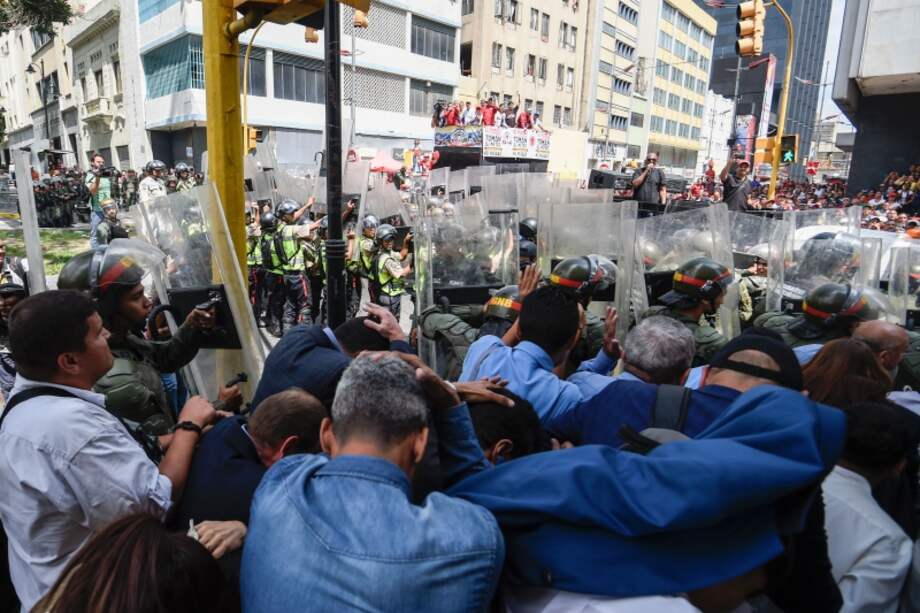 Enfrentamientos al frente del edificio de la Asamblea Nacional en Caracas. / AFP