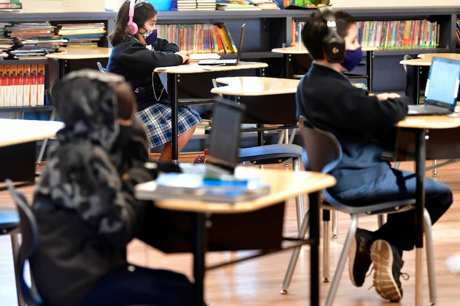 Varios estudios han encontrado que las escuelas tienen un riesgo relativamente bajo de contagio en comparación con otros lugares donde las personas se reúnen.