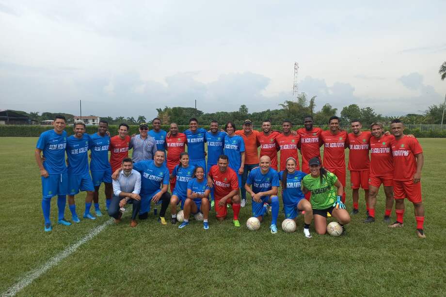 Los futbolistas y directivos de Acolfutpro en la sede Iván Ramiro Córdoba, su complejo deportivo, inauguarado el pasado 14 de diciembre.