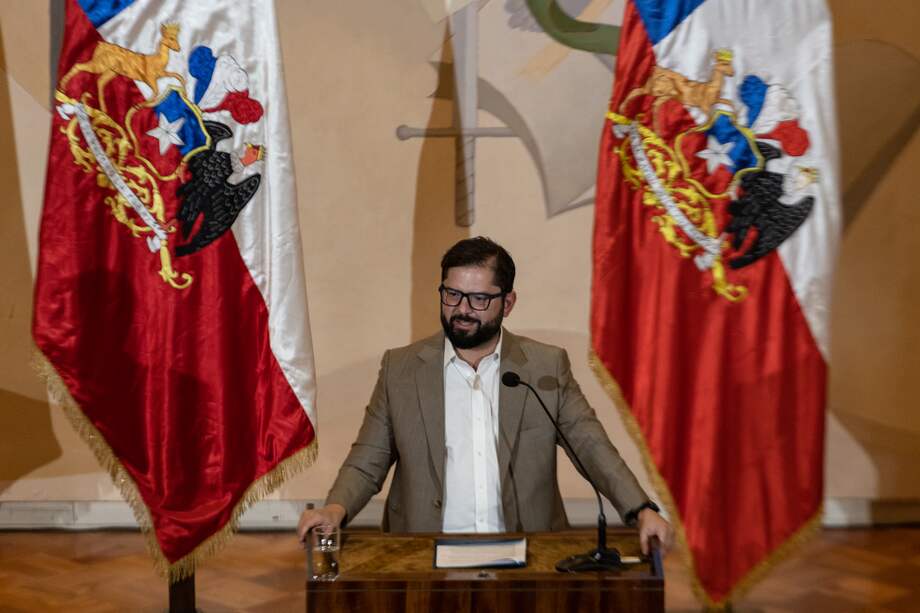 El presidente de Chile, Gabriel Boric, habla durante la ceremonia de oficialización del reintegro de Chile al Banco de Desarrollo de América Latina-CAF, en la Universidad de Chile, en Santiago (Chile).