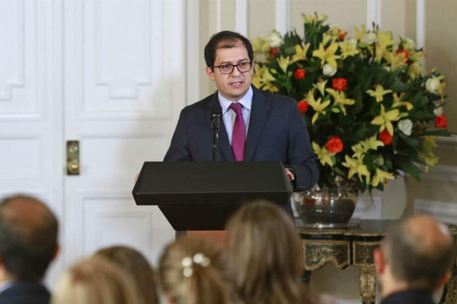 El jueves, el nuevo fiscal juramentó y firmó el acta de posesión en una ceremonia presidida por Iván Duque y en la que asistieron el expresidente César Gaviria, varios exfiscales generales.
/ Presidencia de la República