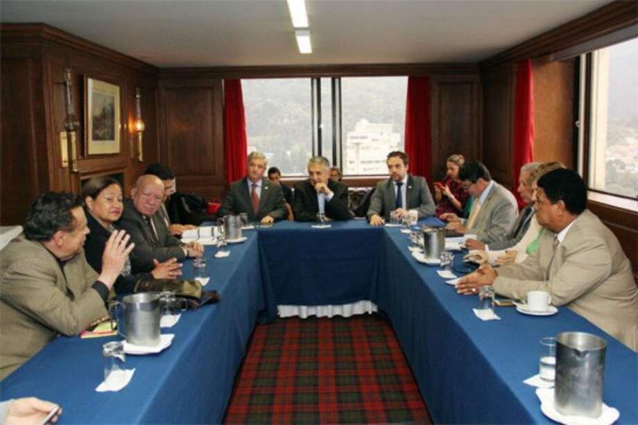 El ministro del Trabajo, Lucho Garzón se reunió el lunes con las Centrales Sindicales, el Consejo Gremial y los representantes de los pensionados. / Ministerio del Trabajo