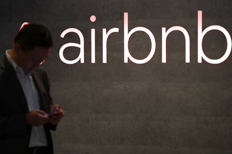 La empresa ofrece en la actualidad millones de alojamientos en más de 191 países, desde departamentos a villas y castillos. / AFP