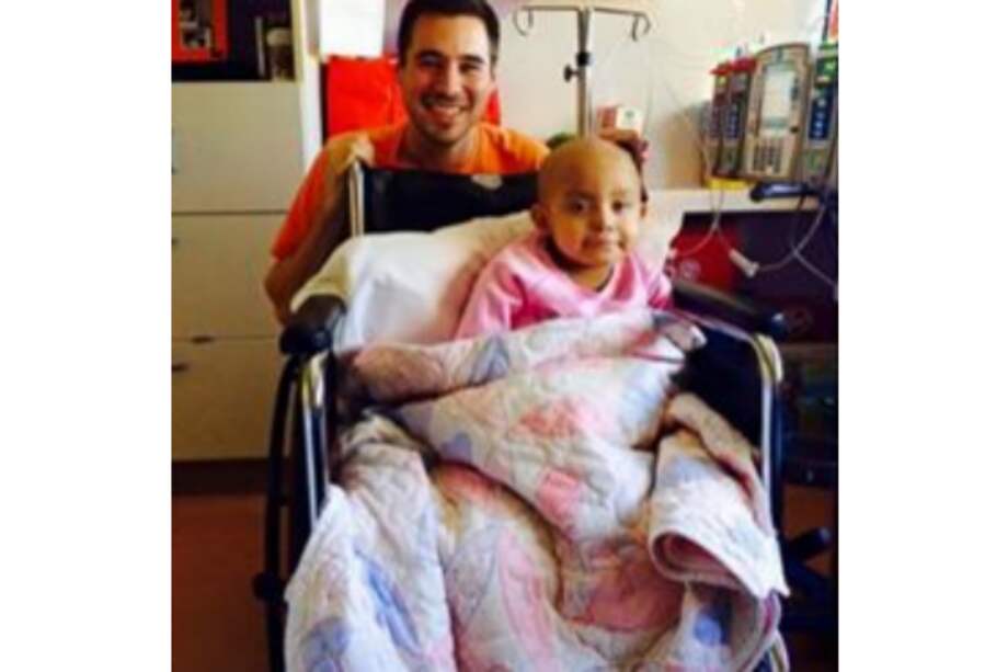 Enfermero causa furor en redes al cantarle 'Un mundo ideal' a niña con leucemia