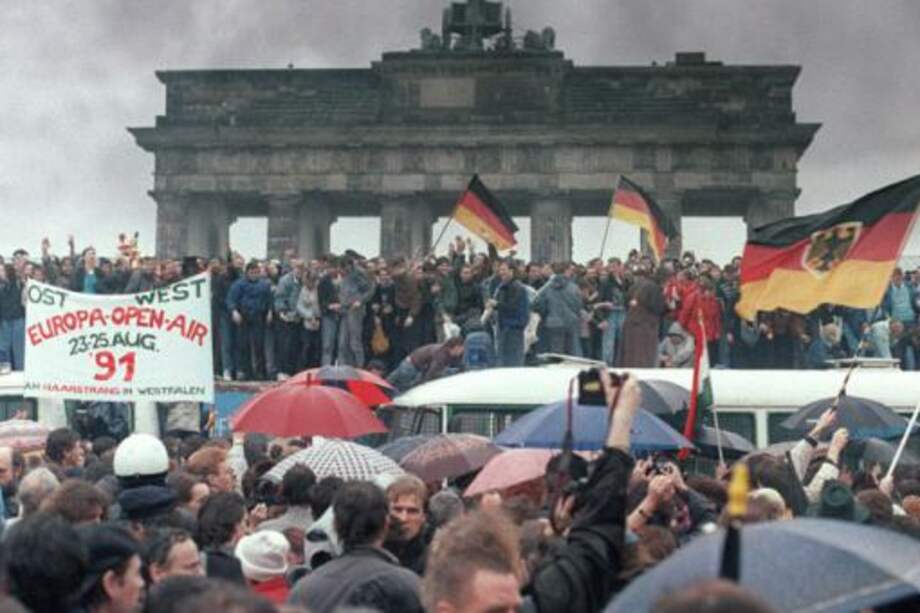 Reunión de personas de la Alemania Oriental y Occidental en Berlín, después de la caída del muro. / AFP - Patrick Hertzog