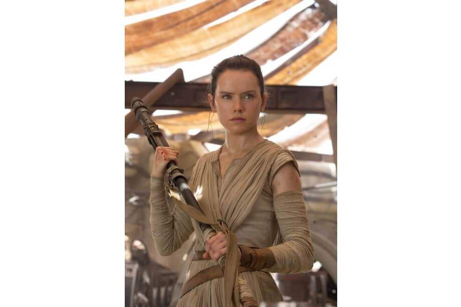 Daisy Ridley, actriz británica de 28 años, alcanzó la fama mundial al convertirse en la gran protagonista de la tercera trilogía de "Star Wars".
/ Cortesía