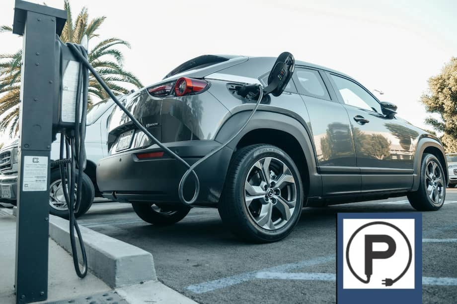 Esta señal indica que ese espacio está destinado exclusivamente para el parqueo de vehículos eléctricos, generalmente asociado a puntos de carga.