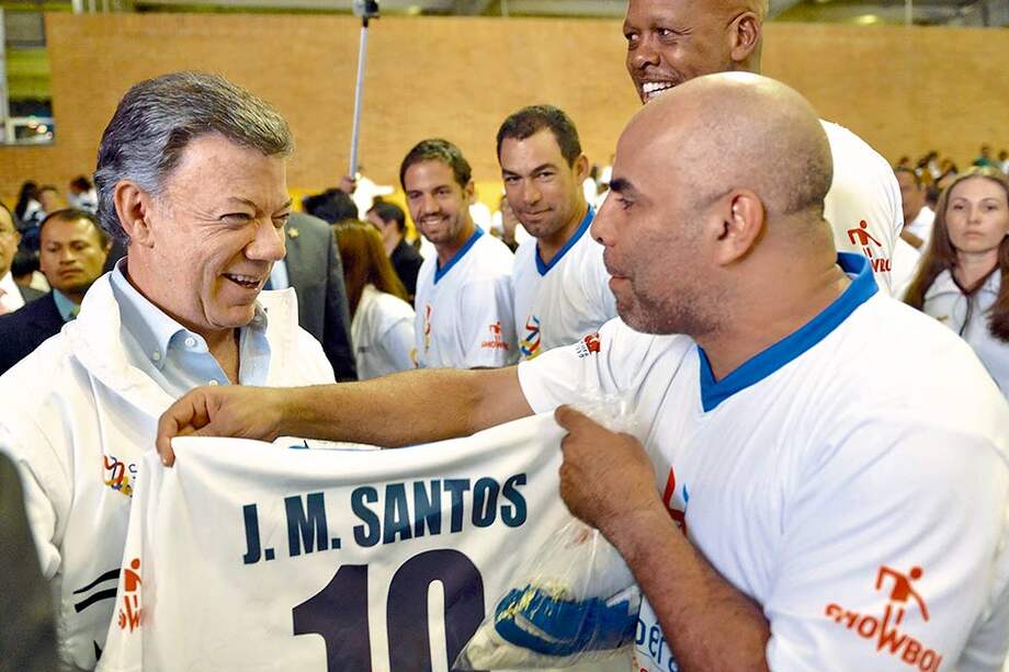 Esta semana, con varios exfutbolistas, Santos insistió en jugársela por la paz. / SIG