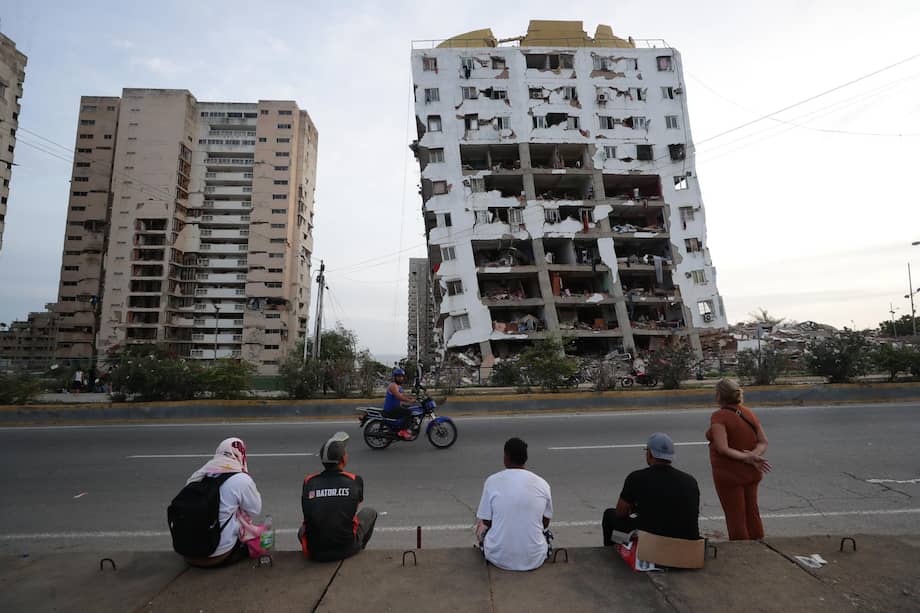 Residentes observan uno de los bloques de viviendas dañados por los terremotos, en la localidad de Catia La Mar, en el estado costero de La Guaira (Venezuela) este jueves.