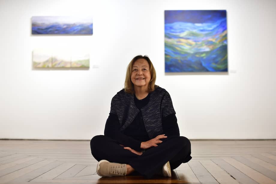 Marina Sánchez pintó 26 cuadros en acrílico para su exposición “Panorámicas de la sabana”.