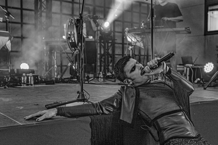 "La Romería" de Rodrigo Cuevas en el Teatro Estudio es una invitación a celebrar, a sentirnos libres de prejuicios y a disfrutar de una experiencia bailable y emocionante.