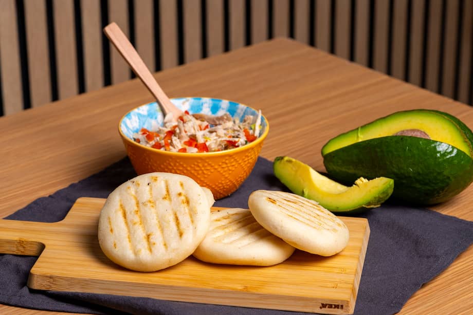 Estas arepas de yuca con tilapia y ensalada de aguacate son una opción nutritiva y deliciosa para empezar tu semana.