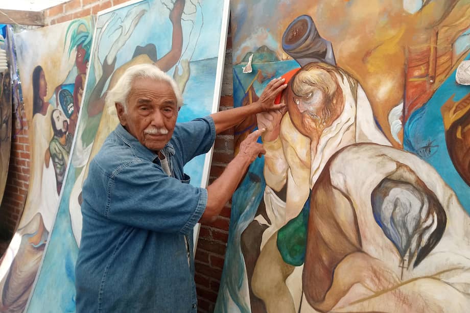 Fotografía de archivo del 14 de abril de 2019 que muestra al artista mexicano Melchor Peredo García mostrando uno de sus murales en Veracruz (México).