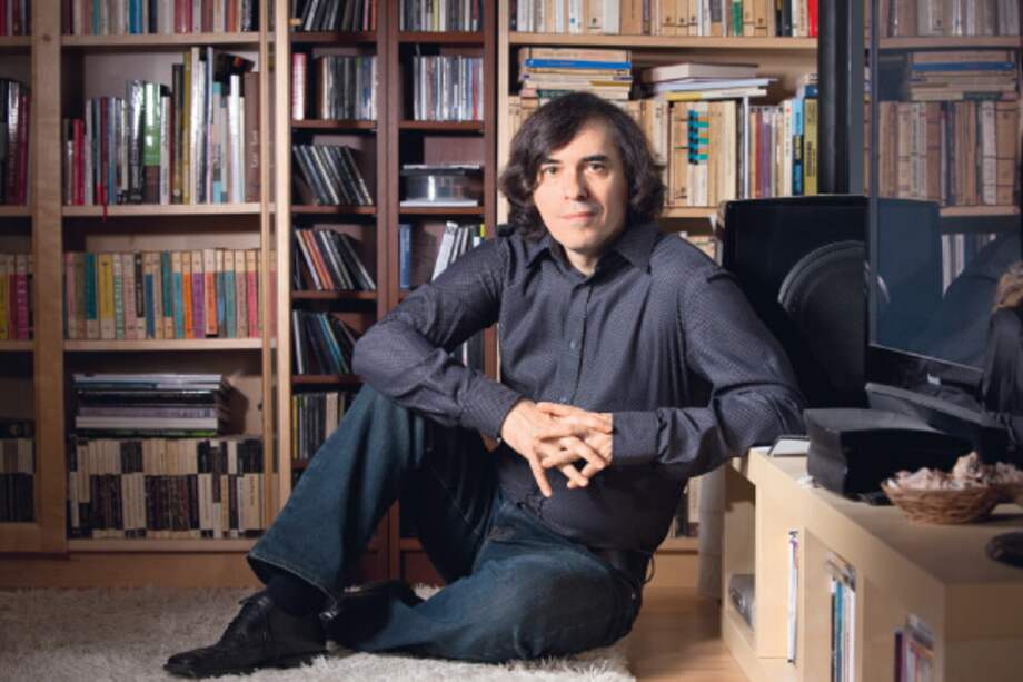 "Su primer libro Fauri, vitrine, diamante (“Forjar, escaparates, diamantes”) fue premiado en 1980 por la Unión de Escritores de Rumania, lo que significó una buena premisa para un comienzo de carrera".