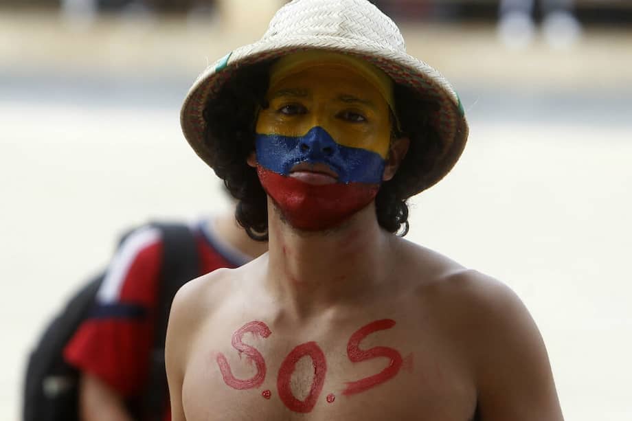 Miles de personas participan en una protesta con motivo del paro nacional este miércoles, durante el séptimo día de protestas, en Medellín, Colombia. / EFE