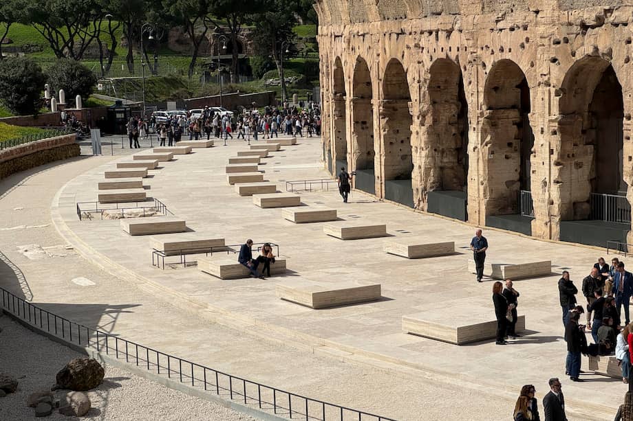 El Coliseo de Roma estrena nueva pavimentación exterior en mármol blanco, un proyecto que ha causado gran controversia entre arqueólogos y expertos en patrimonio.