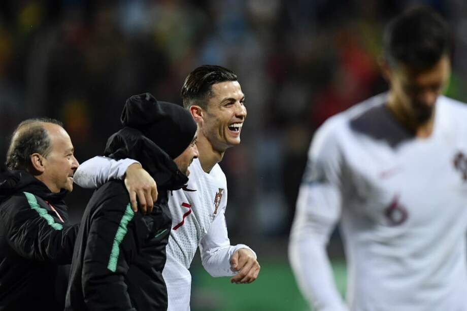 Cristiano Ronaldo sonríe con la clasificación de Portugal a la Eurocopa 2020. / AFP