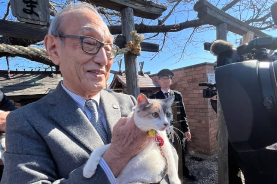 Yontama, la nueva jefa de estación de la línea Kishigawa, durante la ceremonia oficial de su nombramiento en Wakayama, Japón.