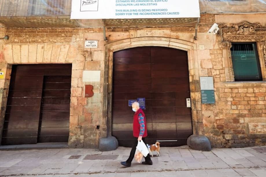 Un hombre camina frente al Museo Picasso de Barcelona, que permanece cerrado desde marzo. / EFE