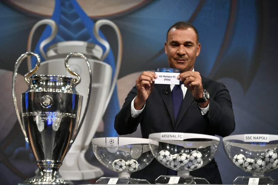 El exfutbolista holandés Ruud Gullit muestra el nombre del equipo francés AS Mónaco, este lunes, en el sorteo de los octavos de final de la Liga de Campeones. / AFP