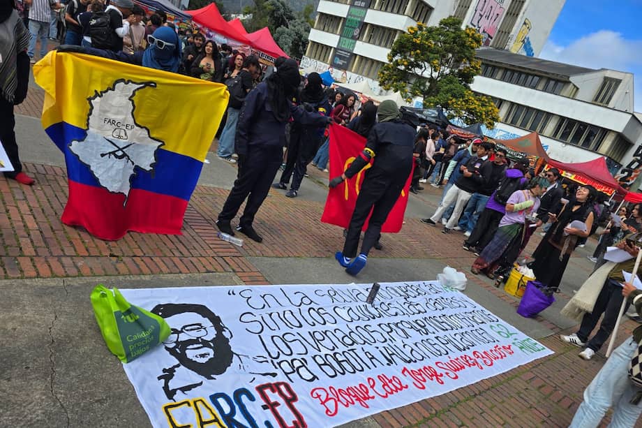 Los encapuchados se identificaron como integrantes del Bloque Jorge Suárez Briceño de las disidencias de las Farc-Ep, comandado por alias “Calarcá”.