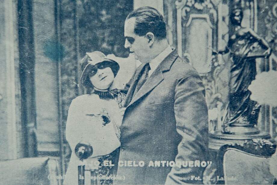 Fotograma de la película “Bajo el cielo antioqueño” (1925), dir. Arturo Acevedo Vallarino, Compañía Filmadora de Medellín. En la imagen, doña Alicia Arango de Mejía y don Gonzalo Mejía. / Archivo “Cromos”, ed. 10 octubre de 1925.