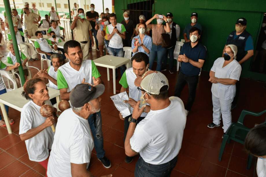 Las personas sin hogar reciben atención alimentaria y sanitaria. / Alcaldía de Barranquilla