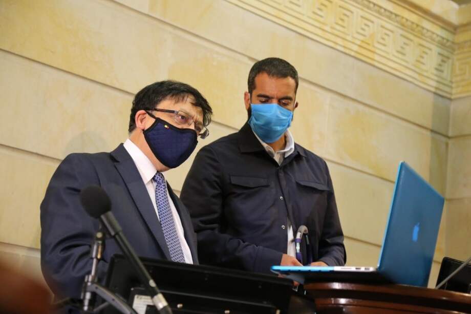 Jorge Enrique Ibáñez (izquierda) y el presidente del Senado, Arturo Char (derecha).