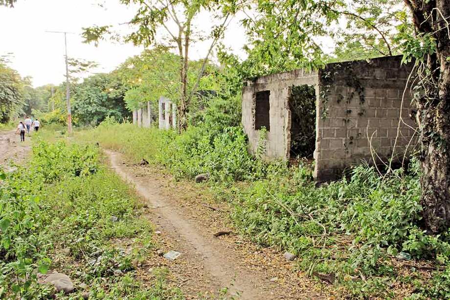 Al corregimiento Estados Unidos se llega por una trocha destapada. Un pueblo que fue y no ha vuelto a ser. / Fotos: Óscar Armando Daza Moya, sociólogo e investigador de la Corporación Grupo de Memoria Histórica del Cesar.