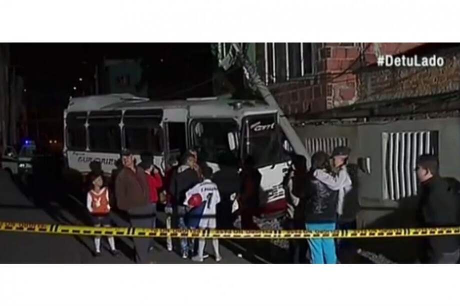 Buseta terminó incrustada en una vivienda del sur de Bogotá