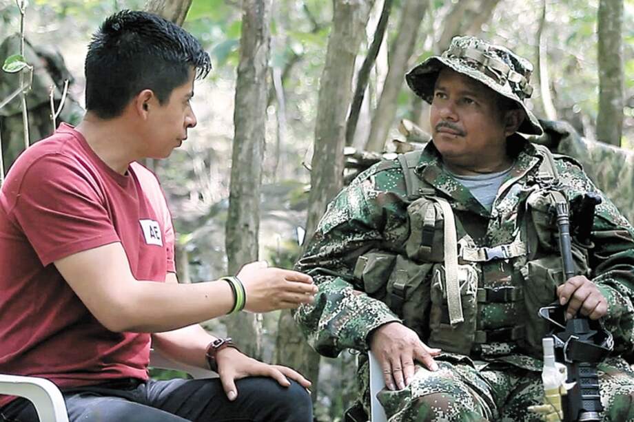 El investigador Ariel Ávila entrevistando al alias "Jonnier", uno de los comandantes de las disidencias que operan en el Cauca. / Foto: Andrea Aldana
