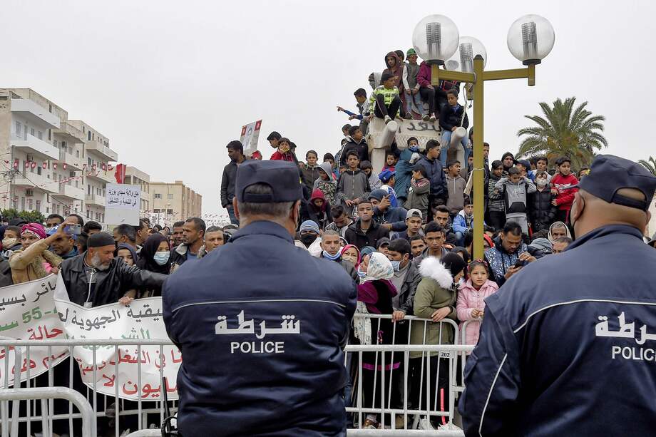 Un grupo de personas se reúne en conmemoración de la caída del presidente Zin al-Abidine Ben Ali.