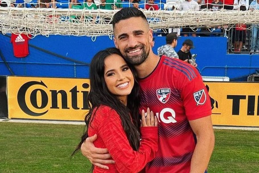 A través de sus redes sociales, la cantante mostró cómo fue la romántica pedida de mano. “Nuestro lugar por siempre”, escribió.