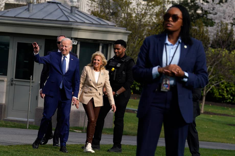 Joe Biden y su esposa Jill antes de embarcar en el Marine One para partir hacia Ottawa, Canadá.