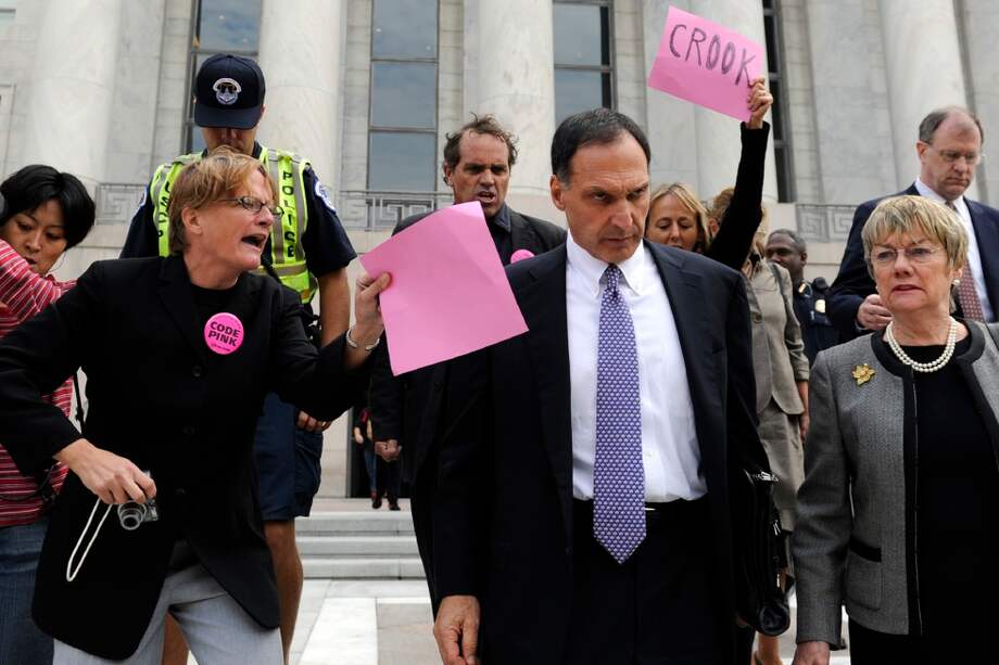 2008: el presidente de Lehman Brothers Holdings, Richard S. Fuld Jr., en medio de manifestantes, al salir de Capitol Hill, en Washington, después de testificar tras el colapso financiero. / AP