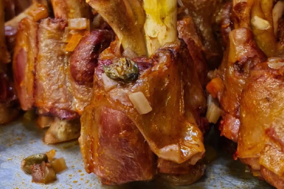 Sazone el ossobuco con sal y pimienta, mézclelo con el aceite de oliva, los ajos machacados y las hierbas, y lleve al horno precalentado a 400º F, hasta que dore, durante una hora. / Cortesía Harry Sasson