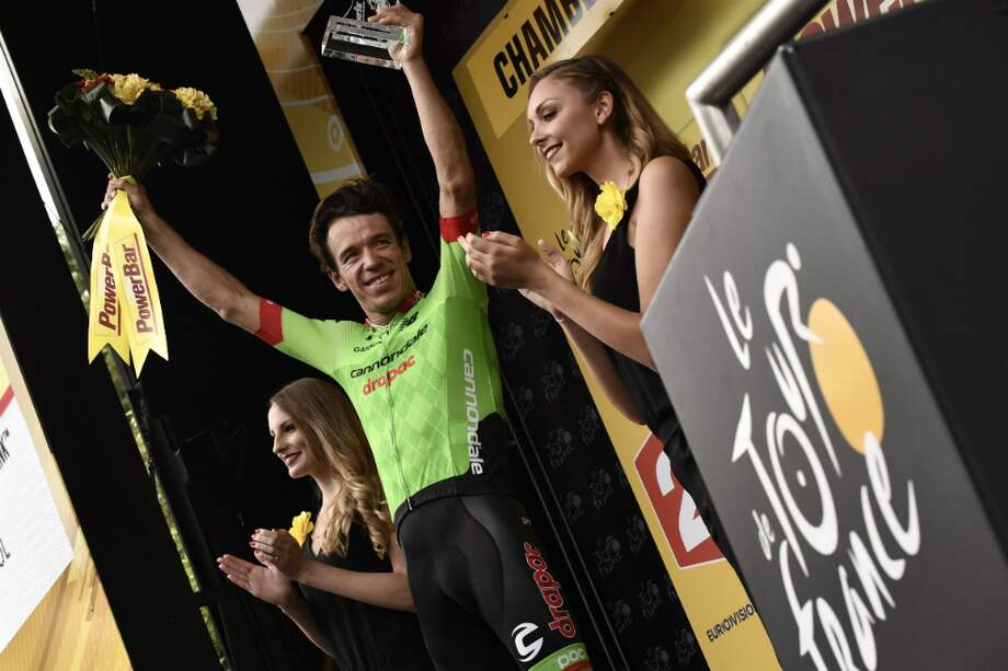 Rigoberto Urán en el podio de la novena etapa del Tour de Francia. / AFP