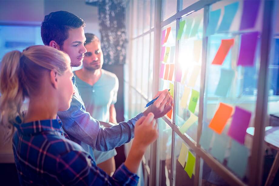 Las empresas han visto la necesidad de generar valores competitivos en sus empleados para formarlos y darles las oportunidades que necesitan. / Shutterstock