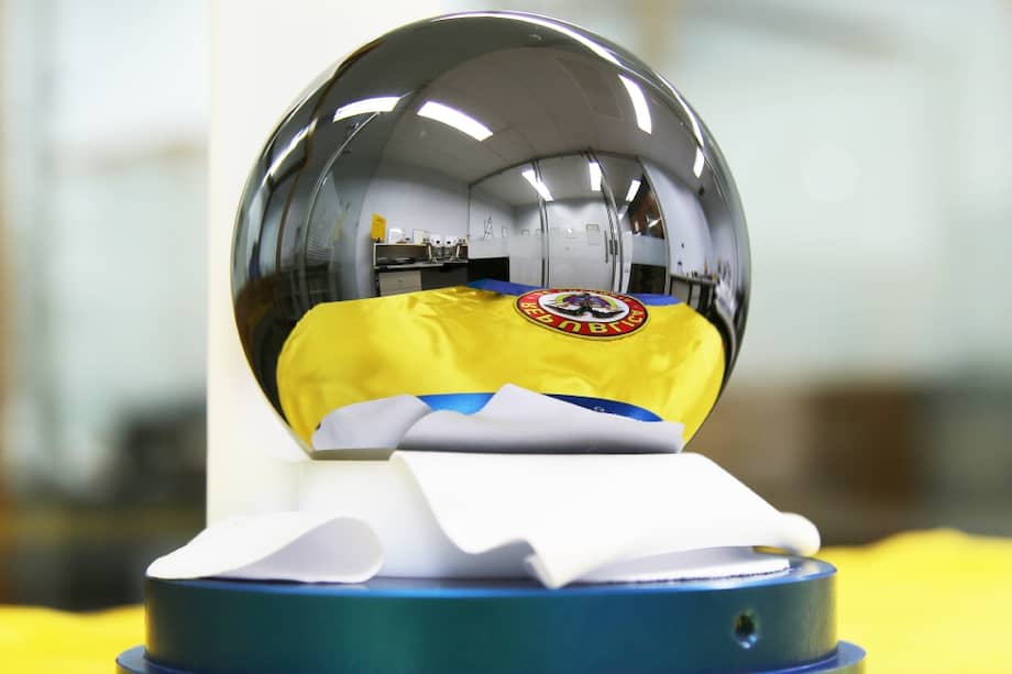 Colombia cuenta con una réplica de la esfera de silicio, uno de los experimentos que permitieron redefinir el kilogramo. / Cortesía INM