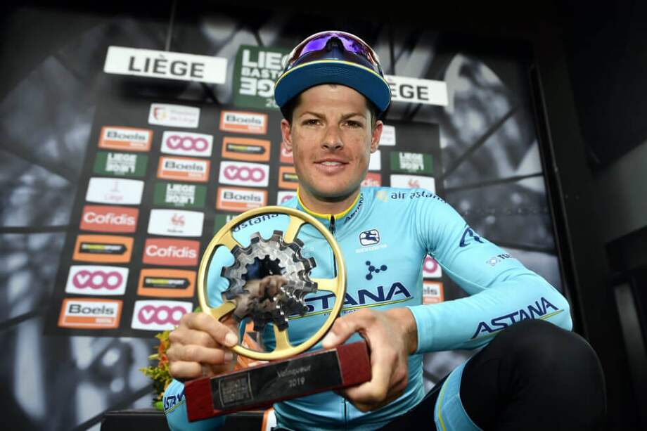 Jakob Fuglsang, con el trofeo de la Lieja-Bastoña-Lieja. / AFP