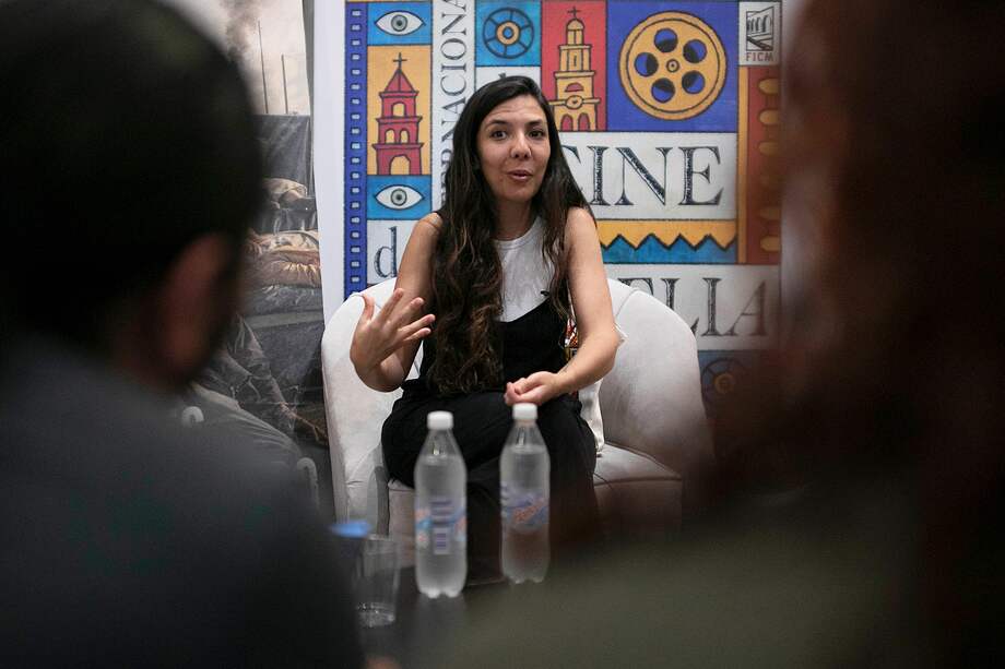 La directora colombiana de cine Laura Mora Ortega habla durante una rueda de prensa del Festival Internacional de Cine de Morelia, en Morelia (México). EFE/ Iván Villanueva