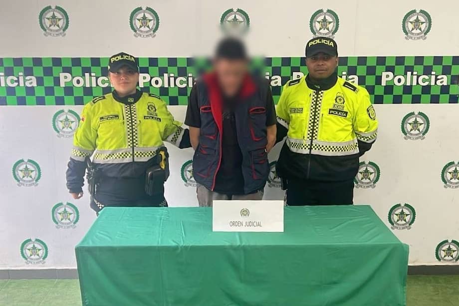 Según los registros judiciales, su primer antecedente data de hace 16 años, en 2005, cuando fue sorprendido portando un revólver en el barrio Guacamayas, en la localidad de San Cristóbal. La detención más reciente ocurrió durante controles en la central mayorista, uno de los puntos más sensibles en materia de seguridad en Bogotá. El hombre fue identificado tras ser observado en repetidas ocasiones merodeando bodegas y vehículos estacionados.